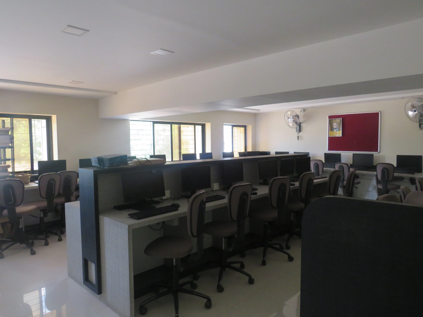 aems-computer-lab-img-01