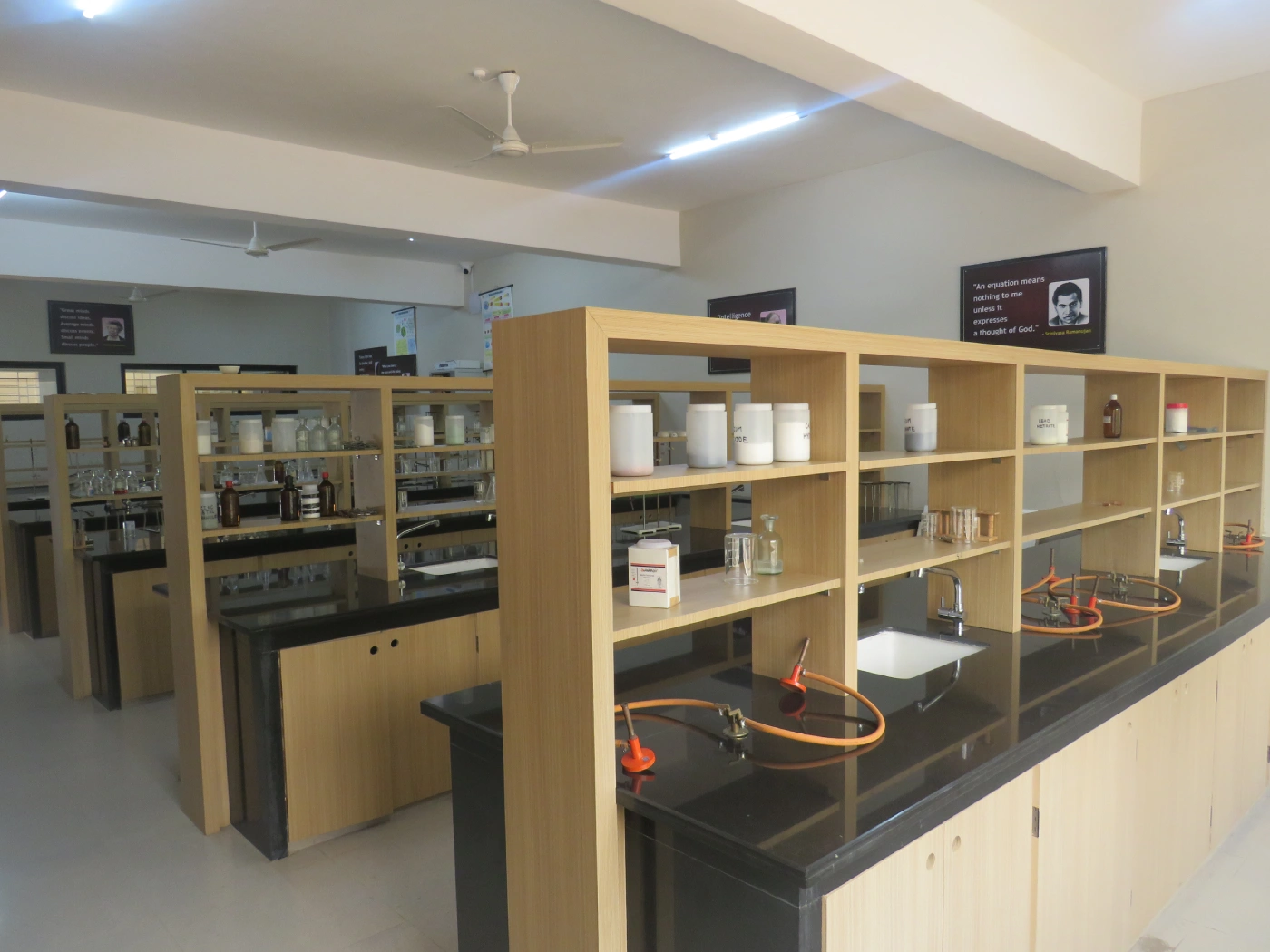 aems-lab-img-02